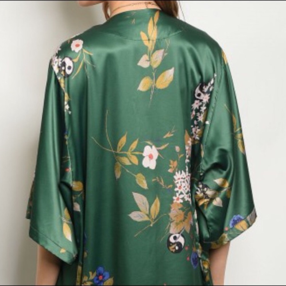 REDUCED💰 Emerald Satin Floral Kimono - Picture 4 of 6